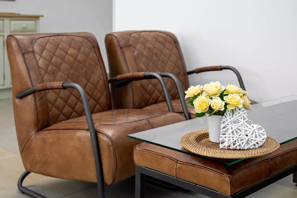 Jak czyścić meble skórzane? Kompletny poradnik czyszczenia i pielęgnacji