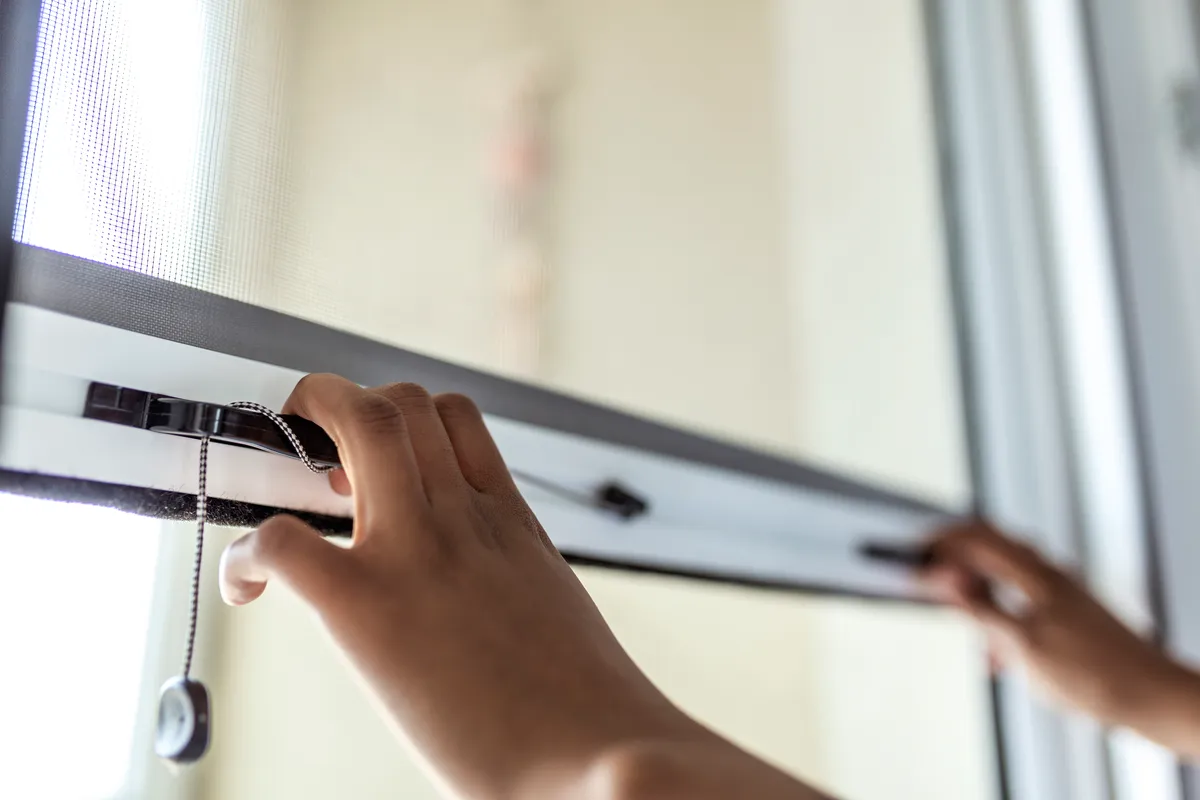 Jak zamontować rolety bezinwazyjne do okien plastikowych krok po kroku (+ rodzaje i porady)