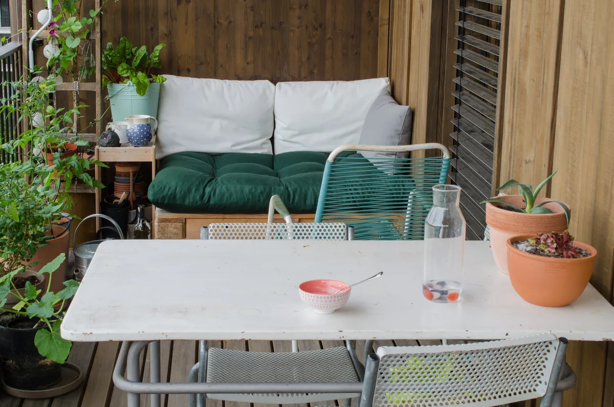 Jakie meble na mały balkon wybrać? Praktyczny poradnik ustawienia i materiałów