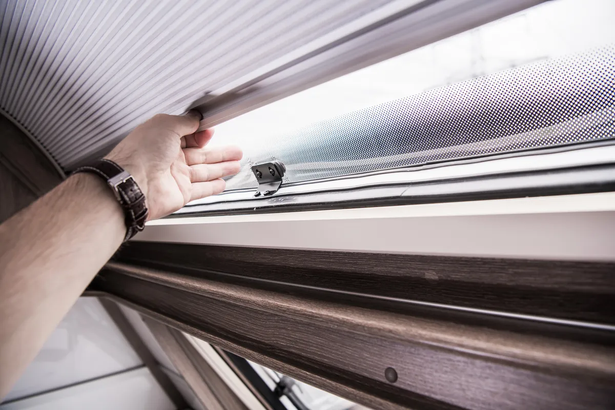 Jakie są typy rolet do okien? Przegląd rodzajów rolet wewnętrznych i zewnętrznych