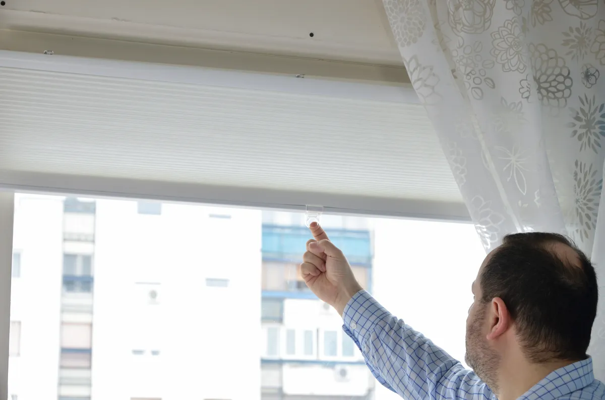 Jakie wybrać rolety zaciemniające typu blackout? Rodzaje, montaż, kolory, ceny