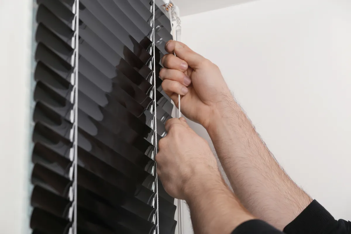 Najczęstsze awarie rolet (zewnętrznych i wewnętrznych) i jak je naprawić krok po kroku